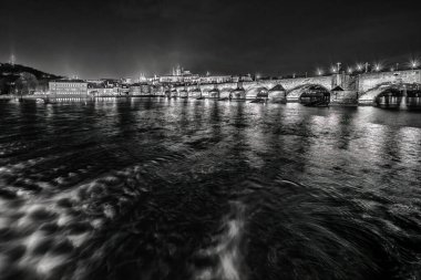 Prag Çek Cumhuriyeti 'nin başkenti ve Avrupa' nın en güzel şehri. Siyah beyaz dizaynlı güzel kiliseleri olan..