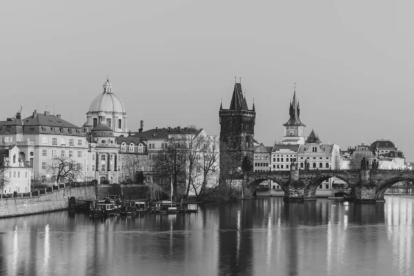 プラハチェコ共和国の首都と黒と白のデザインの美しい教会の寺院とヨーロッパで最も美しい都市 — ストック写真