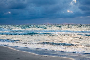Güzel kumlu sahil Küba sahillerinde gün batımında