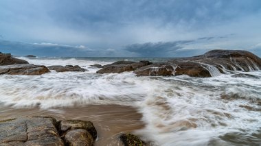 Hint Okyanusu üzerinde güzel bir günbatımı Sri Lanka