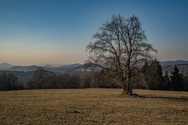 Çek Merkez Dağı (Çek Cumhuriyeti) Avrupa 'nın gün batımı.