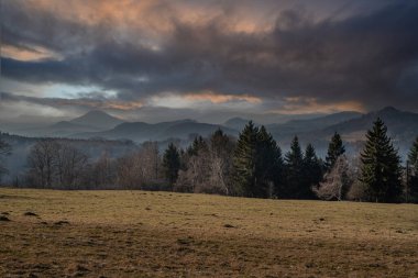 Çek Merkez Dağı (Çek Cumhuriyeti) Avrupa 'nın gün batımı.
