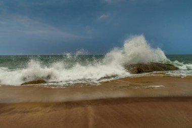 Hint Okyanusu üzerinde güzel bir günbatımı Sri Lanka