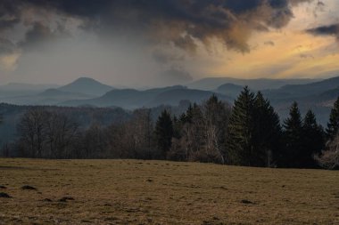 Çek Merkez Dağı (Çek Cumhuriyeti) Avrupa 'nın gün batımı.