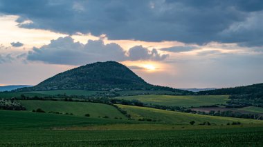 Çek Merkez Dağı (Çek Cumhuriyeti) Avrupa 'nın gün batımı.