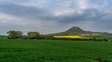 Çek Merkez Dağı (Çek Cumhuriyeti) Avrupa 'nın gün batımı.
