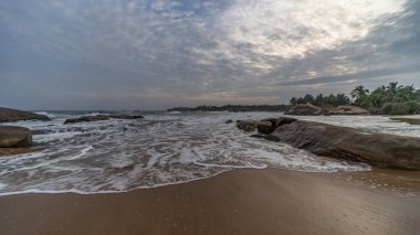 Hint Okyanusu üzerinde güzel bir günbatımı Sri Lanka