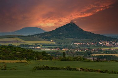 Çek Merkez Dağı (Çek Cumhuriyeti) Avrupa 'nın gün batımı.