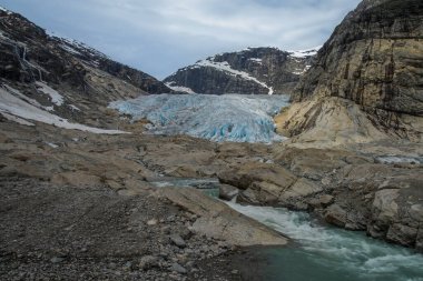 Patagonya 'nın eriyen buzulunun altında bir buzul nehri..