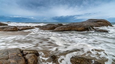 Hint Okyanusu üzerinde güzel bir günbatımı Sri Lanka