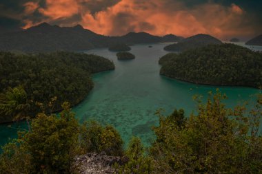 Endonezya Papua Raja-Ampat-Papua 'da muhteşem bir gün batımı