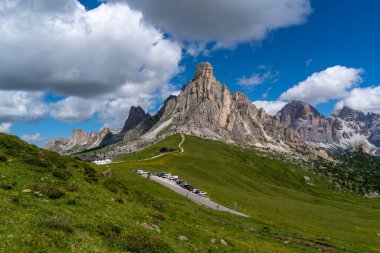 Bulutlu Dolomitler Gusela dağı, Passo di Giau ve Ra Gusela zirvesi. Konum yeri Dolomiti Alpleri, Cortina d 'Ampezzo, Güney Tyrol, İtalya, Avrupa.