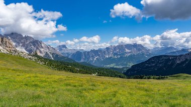 Bulutlu Dolomitler Gusela dağı, Passo di Giau ve Ra Gusela zirvesi. Konum yeri Dolomiti Alpleri, Cortina d 'Ampezzo, Güney Tyrol, İtalya, Avrupa.