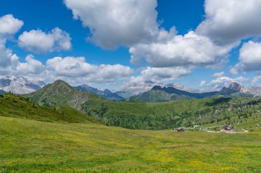Bulutlu Dolomitler Gusela dağı, Passo di Giau ve Ra Gusela zirvesi. Konum yeri Dolomiti Alpleri, Cortina d 'Ampezzo, Güney Tyrol, İtalya, Avrupa.