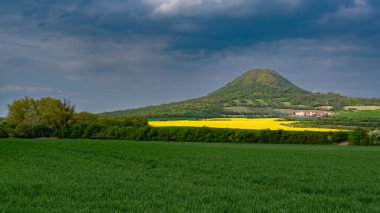 Çek Merkez Dağı (Çek Cumhuriyeti) Avrupa 'nın gün batımı.