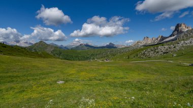 Bulutlu Dolomitler Gusela dağı, Passo di Giau ve Ra Gusela zirvesi. Konum yeri Dolomiti Alpleri, Cortina d 'Ampezzo, Güney Tyrol, İtalya, Avrupa.