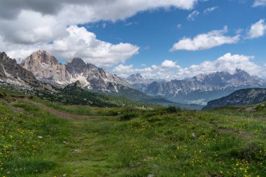 Bulutlu Dolomitler Gusela dağı, Passo di Giau ve Ra Gusela zirvesi. Konum yeri Dolomiti Alpleri, Cortina d 'Ampezzo, Güney Tyrol, İtalya, Avrupa.