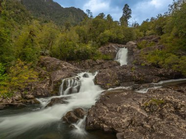 Patagonya el chalten gizli şelalesi Los Buzul Ulusal Park Arjantin 'de. Arka planda Fitz Roy Dağı