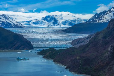 Patagonya 'nın güzel manzarası buzullu göl ormanları ve şelaleler. Şili, Arjantin.