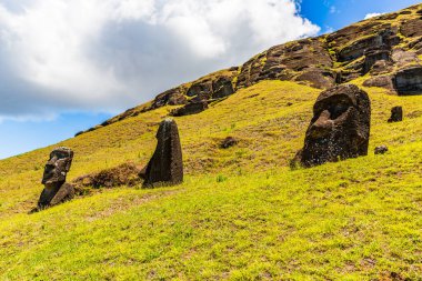 Paskalya Adası 'ndaki Rano Raraku Volkanı' ndaki Moai heykelleri, Rapa Nui Ulusal Parkı, Şili