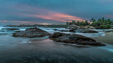 Hint Okyanusu üzerinde güzel bir günbatımı Sri Lanka