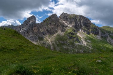 Bulutlu Dolomitler Gusela dağı, Passo di Giau ve Ra Gusela zirvesi. Konum yeri Dolomiti Alpleri, Cortina d 'Ampezzo, Güney Tyrol, İtalya, Avrupa.