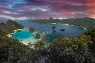 Endonezya Papua Raja-Ampat-Papua 'da muhteşem bir gün batımı