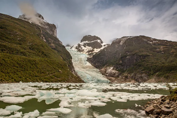 Beau Paysage Patagonie Montagnes Glacier Lac Rivière Forêts Cascades Chili — Photo