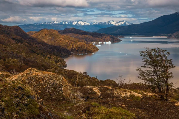 Beautiful Landscape Patagonia Mountains Glacier Lake River Forests Waterfalls Chile — Stockfoto