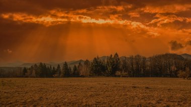 Çek Merkez Dağı (Çek Cumhuriyeti) Avrupa 'nın gün batımı.