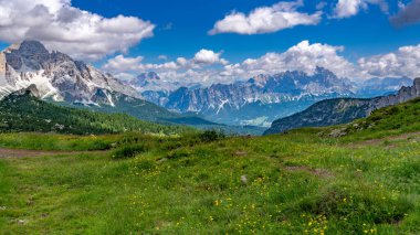 Bulutlu Dolomitler Gusela dağı, Passo di Giau ve Ra Gusela zirvesi. Konum yeri Dolomiti Alpleri, Cortina d 'Ampezzo, Güney Tyrol, İtalya, Avrupa.