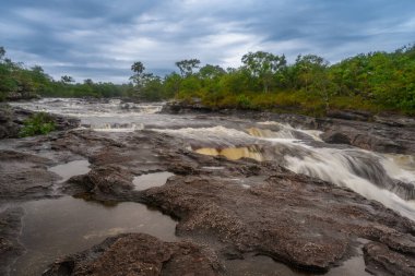 Kolombiya 'daki gökkuşağı nehri ya da beş renk nehri en güzel doğa yerlerinden biridir, adı Kristal Kanyon' dur.