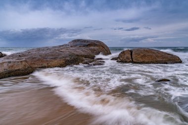 Hint Okyanusu üzerinde güzel bir günbatımı Sri Lanka