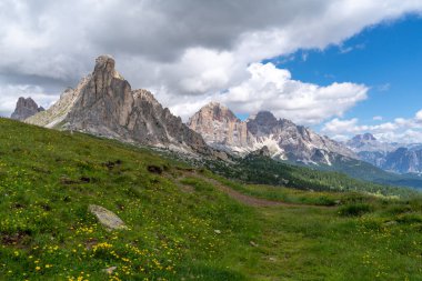 Bulutlu Dolomitler Gusela dağı, Passo di Giau ve Ra Gusela zirvesi. Konum yeri Dolomiti Alpleri, Cortina d 'Ampezzo, Güney Tyrol, İtalya, Avrupa.