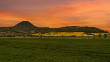 Çek Merkez Dağı (Çek Cumhuriyeti) Avrupa 'nın gün batımı.