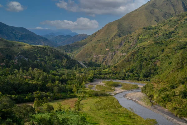 Önünde Nehir Arkasında Dağlar Olan Güzel Kolombiya Manzarası — Stok fotoğraf
