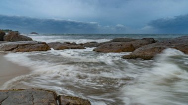 Hint Okyanusu üzerinde güzel bir günbatımı Sri Lanka