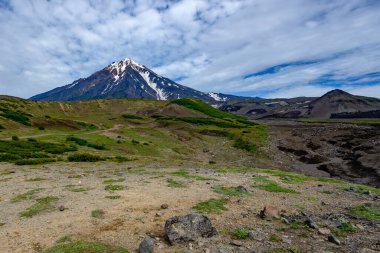 Petropavlovsk-Kamçatsky kentinin panoramik manzarası ve volkanlar: Koryaksky Volkanı, Avacha Volkanı, Kozelsky Volkanı. Rus Uzak Doğusu, Kamçatka Yarımadası.