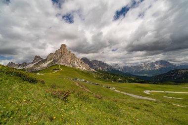 Bulutlu Dolomitler Gusela dağı, Passo di Giau ve Ra Gusela zirvesi. Konum yeri Dolomiti Alpleri, Cortina d 'Ampezzo, Güney Tyrol, İtalya, Avrupa.