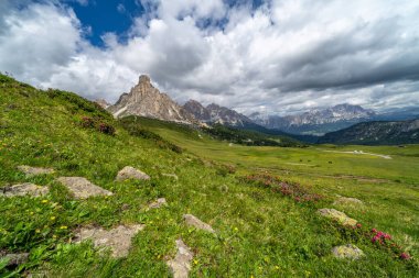 Bulutlu Dolomitler Gusela dağı, Passo di Giau ve Ra Gusela zirvesi. Konum yeri Dolomiti Alpleri, Cortina d 'Ampezzo, Güney Tyrol, İtalya, Avrupa.