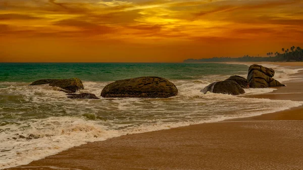 Όμορφο Ηλιοβασίλεμα Πάνω Από Τον Ινδικό Ωκεανό Βράχια Στο Προσκήνιο — Φωτογραφία Αρχείου