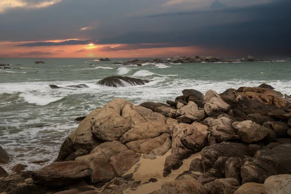 Prachtige Zonsondergang Boven Indische Oceaan Met Rotsen Voorgrond Sri Lanka Rechtenvrije Stockafbeeldingen