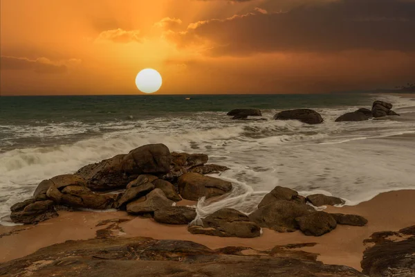 Belo Pôr Sol Sobre Oceano Indiano Com Rochas Primeiro Plano Fotos De Bancos De Imagens