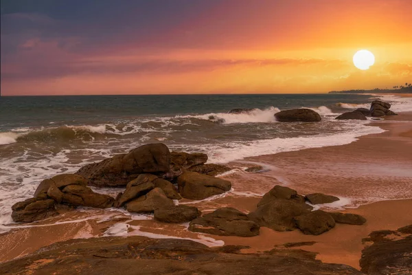 Prachtige Zonsondergang Boven Indische Oceaan Met Rotsen Voorgrond Sri Lanka Stockafbeelding