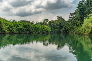 Olağanmacinta nehrinin manzarası, Meksika ve Guatemala arasındaki uluslararası coğrafi sınır.