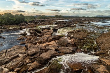 Kasırgadan önce Canaima Ulusal Parkı 'nın gölünde Hacha Şelalesi - Venezuela, Latin Amerika