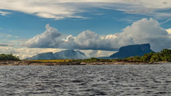 Venezuela 'daki Canaima Ulusal Parkı Dağları ve Kanyonlarının Manzarası