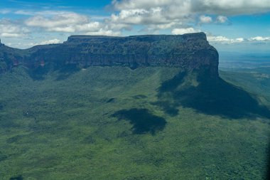 Venezuela 'daki Canaima Ulusal Parkı Dağları ve Kanyonlarının Manzarası