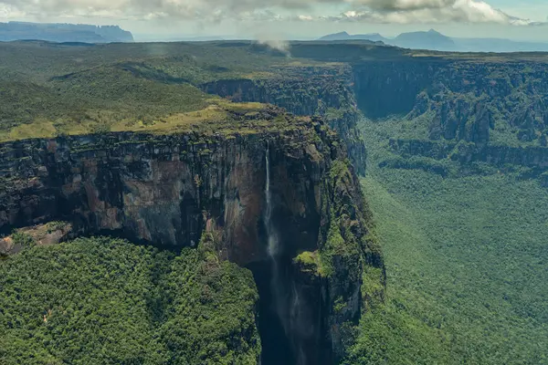 Angel Falls (Salto Angel), Venezuela, Latin Amerika 'da güneşli bir günde dünyanın en yüksek şelalesi (978 m).