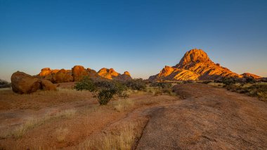 Spitzkoppe, aka Sptizkop - pembe granit Damaraland manzara, Namibya, Afrika benzersiz kaya oluşumu.
